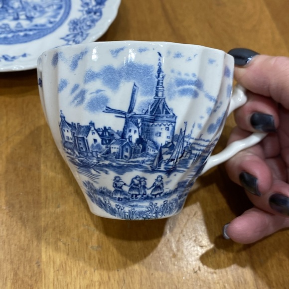 Vintage, teacup/saucer set, “Tulip Time”, by Johnson Bros. - Picture 6 of 12